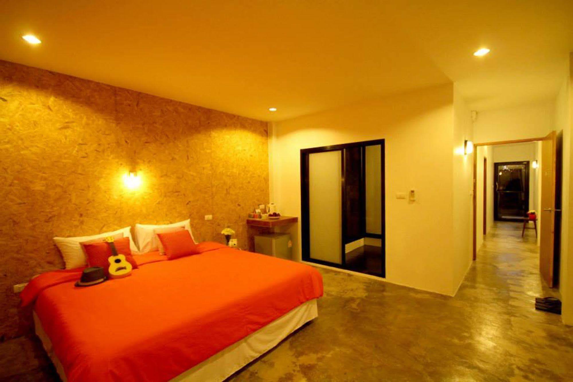 Ostello Mbed Phuket Esterno foto