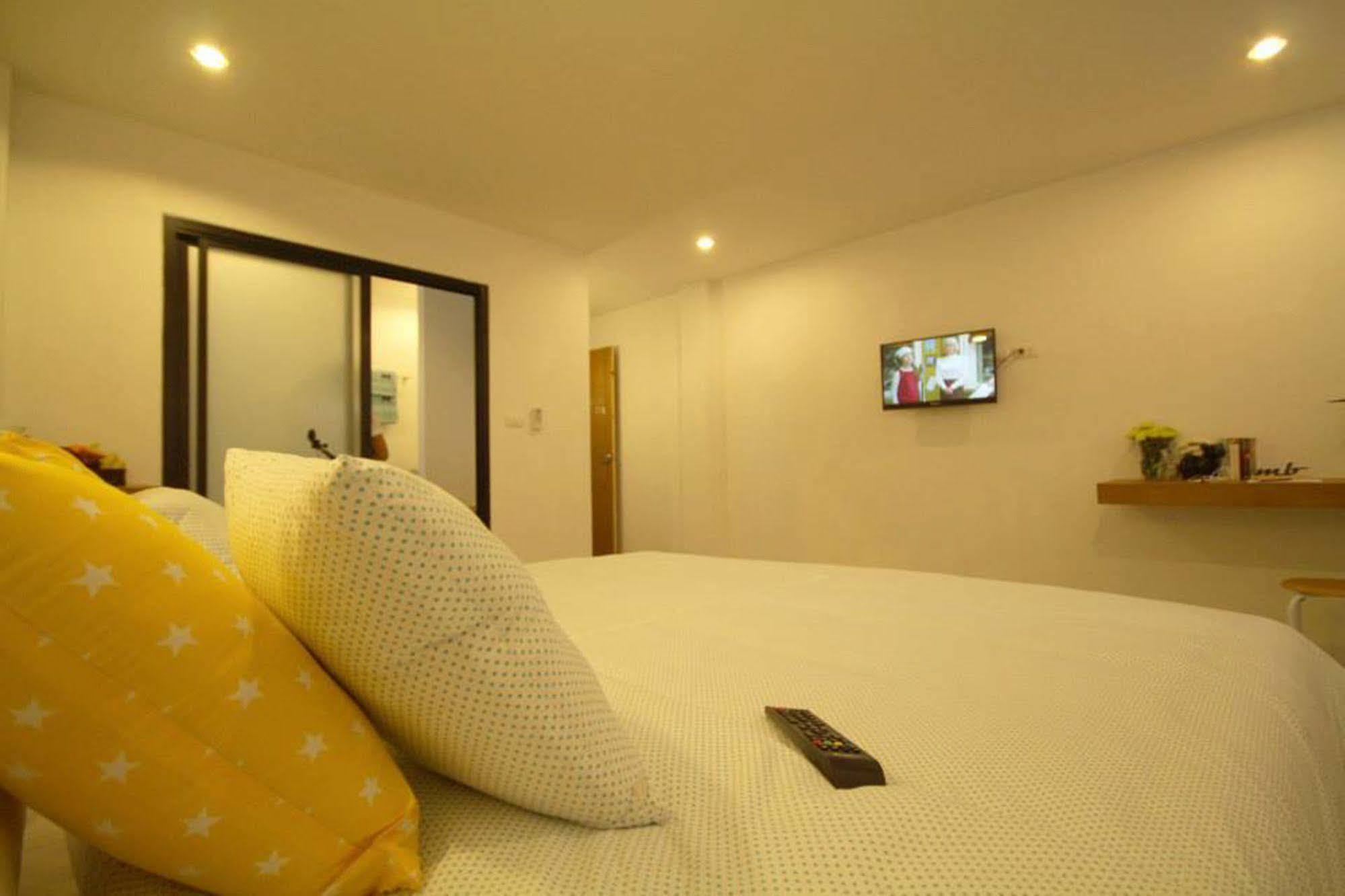 Ostello Mbed Phuket Esterno foto